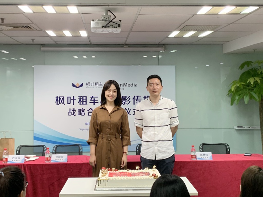 1659682172826099088.jpg 两人合影.jpg